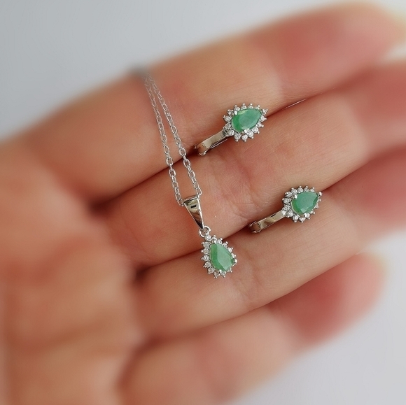 Emerald and Diamond halo necklace earrings set 🆕 - Picture 7 of 7
